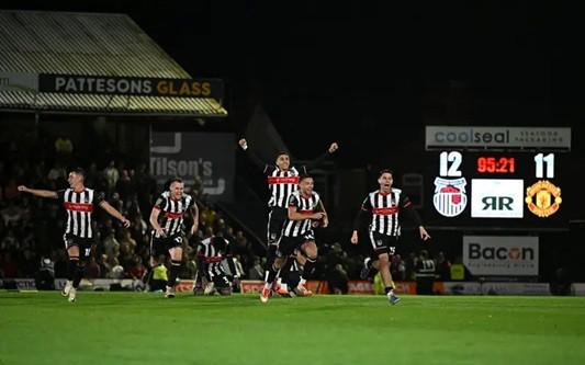 菲爾·瓊斯（Phil Jones）：如果阿莫琳現(xiàn)在改變戰(zhàn)術(shù) 那肯定會(huì)被視為弱點(diǎn)的標(biāo)志